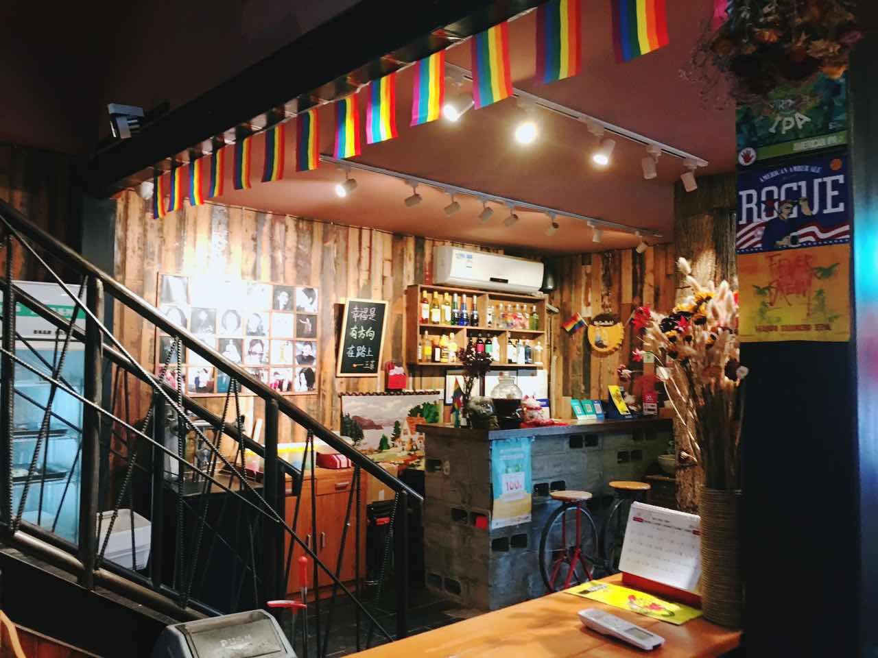 脚步丈量风情,在北京胡同里遇见嘻嘻辣串儿啤—嘻嘻辣东直门店记