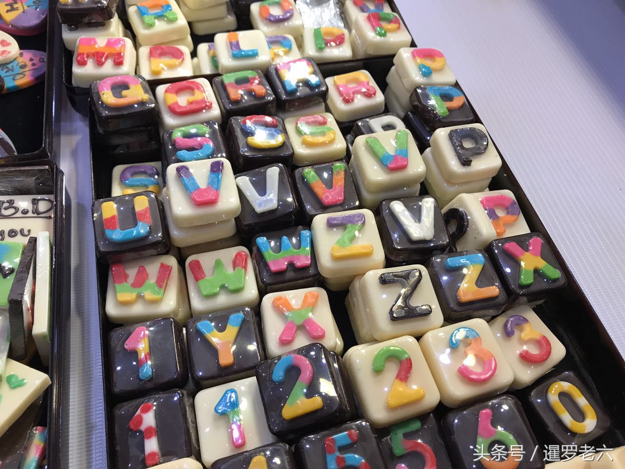 泰国的卡通彩色巧克力真可爱！两元一块，阿童木、神奇女侠全有！