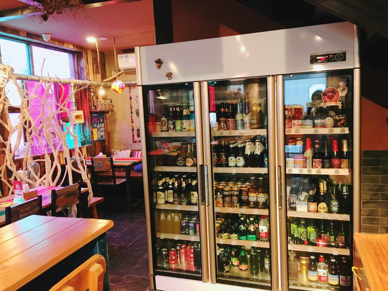 脚步丈量风情,在北京胡同里遇见嘻嘻辣串儿啤—嘻嘻辣东直门店记