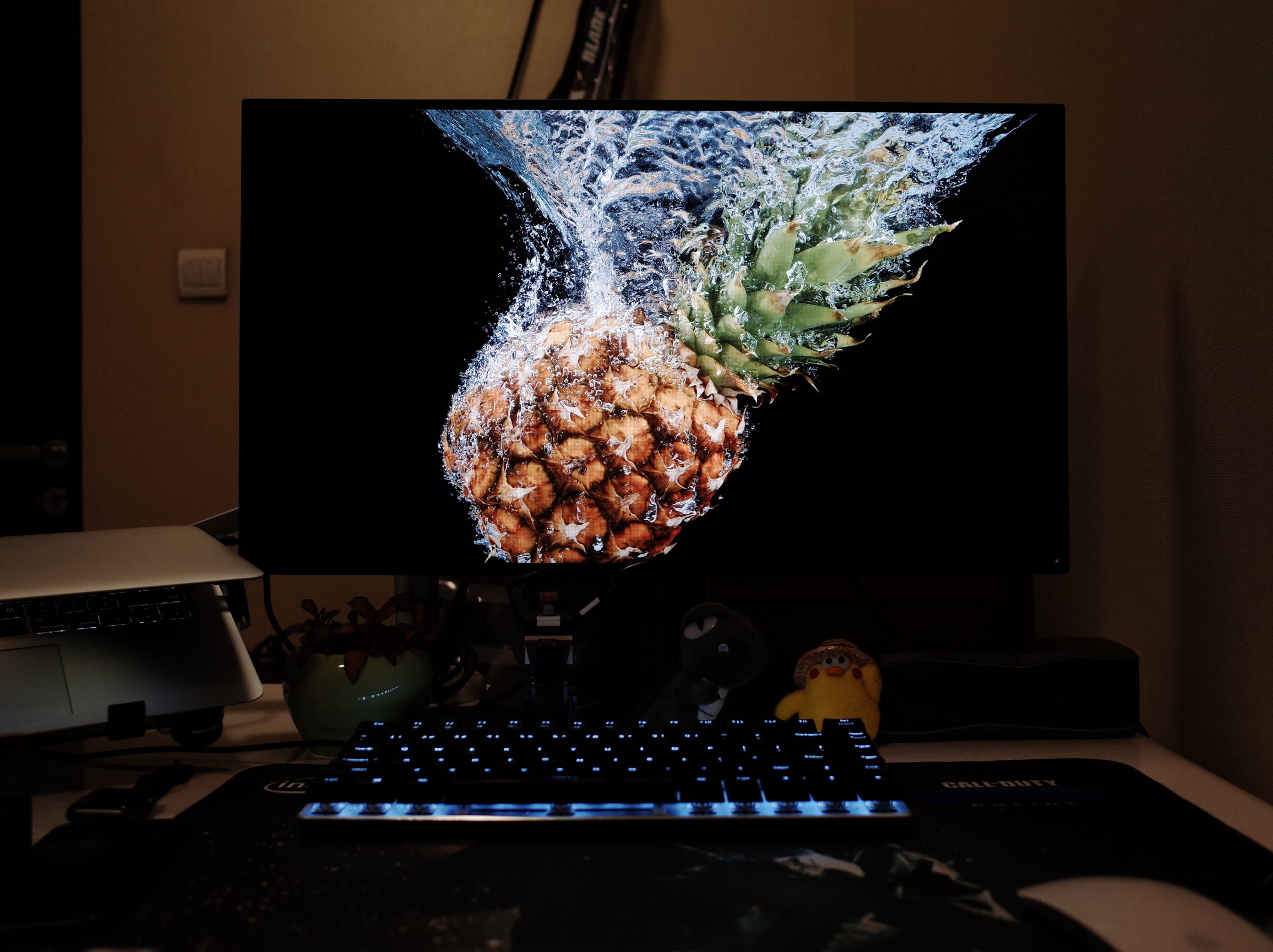 当笔记本*党**一直以为mac就是机制的时候，一定是忽略了显示器还有这样一种打开方式，外挂显示器的完整体验