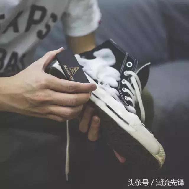 干掉一位鞋头很简单，你只需要踩脏他的球鞋！