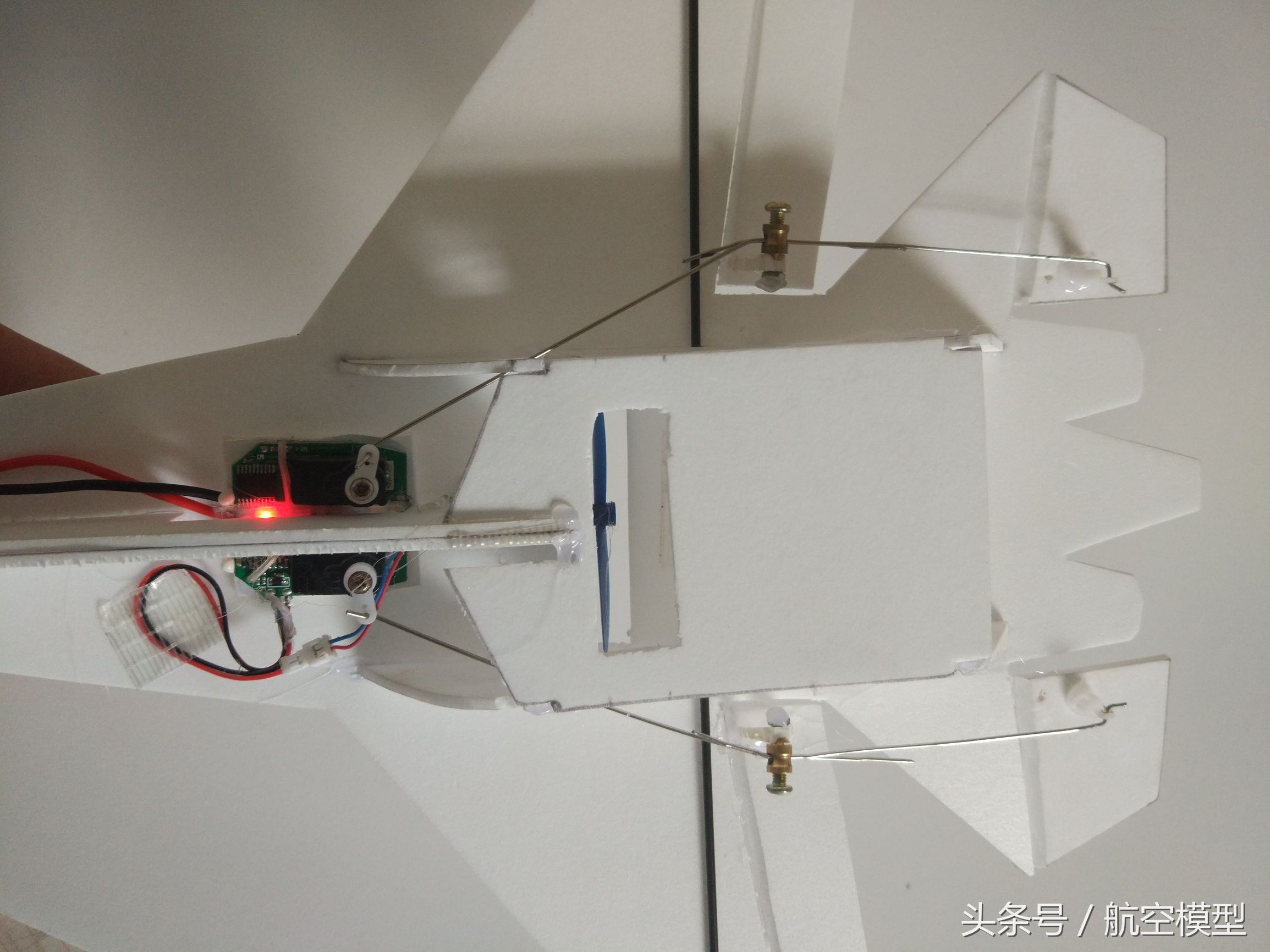 自制遥控小飞机只要一个小马达,自制一架小飞机