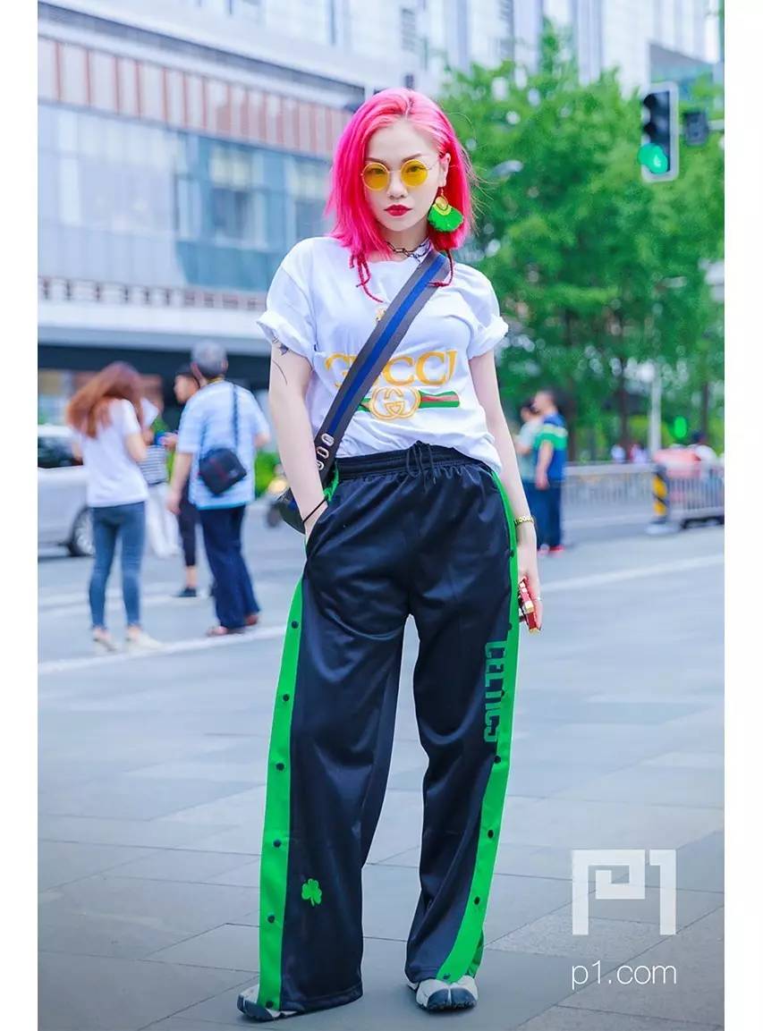 有这样一群摄影师，他们在街头用相机记录了成都人的时尚进化