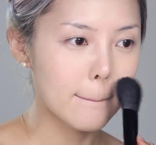 美白bb霜使用方法图解,妆前美白神器