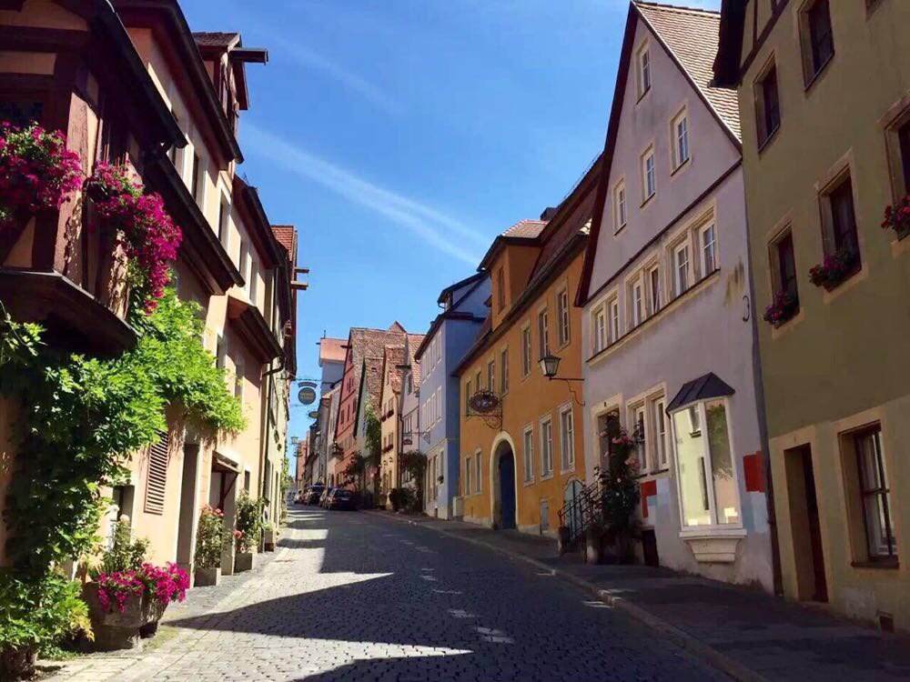 除了啤酒足球汽车，这里还有*情纵**的购物体验