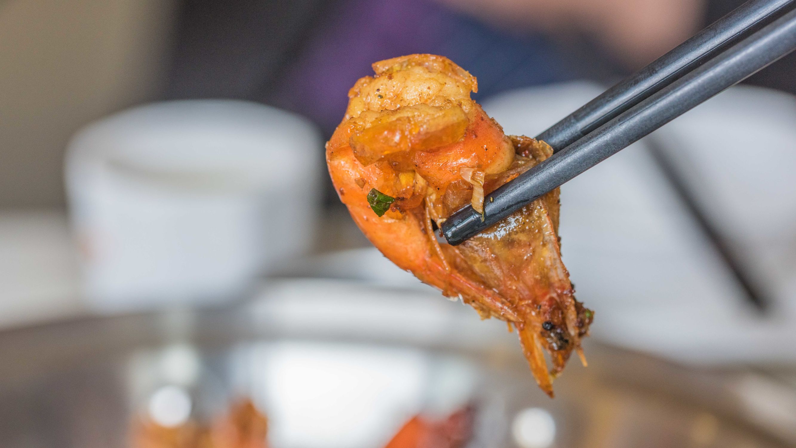 摸着良心讲，昆明关上某饭店，虾肉好吃到甩市区饭店10多条街