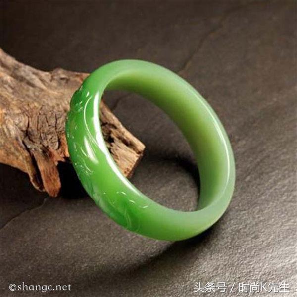 戴玉手镯有镇静安神的作用,有助于安神的玉手镯