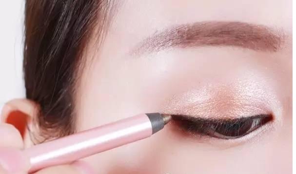 眼睛放大的秘诀离不开它!眼线胶笔或许比眼线笔更适合你