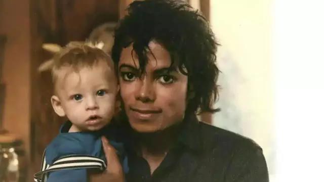 迈克尔杰克逊背后三大谜团,迈克尔杰克逊巨星陨落之谜