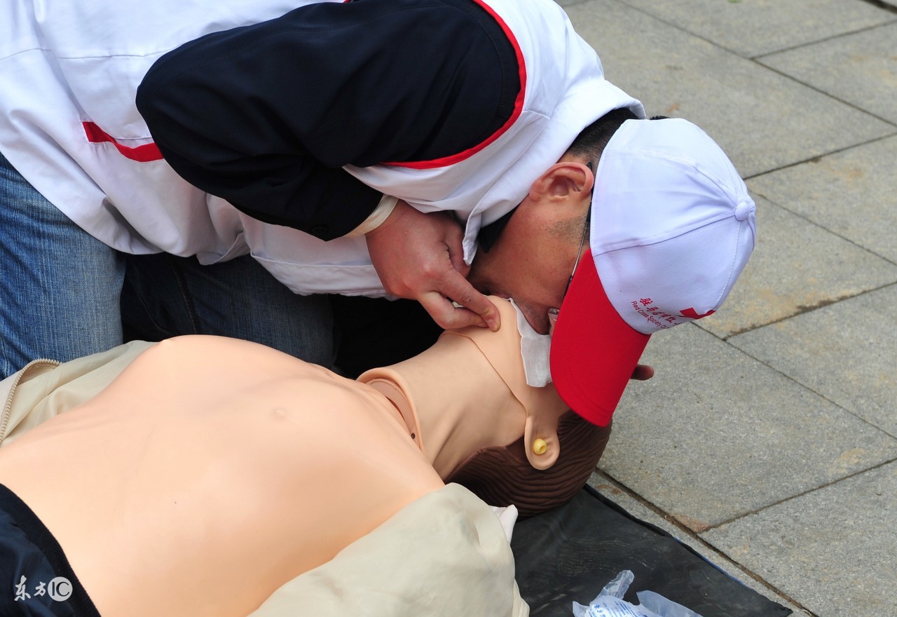 小董健康小讲堂第一期：中暑后采取什么急救方法最有效