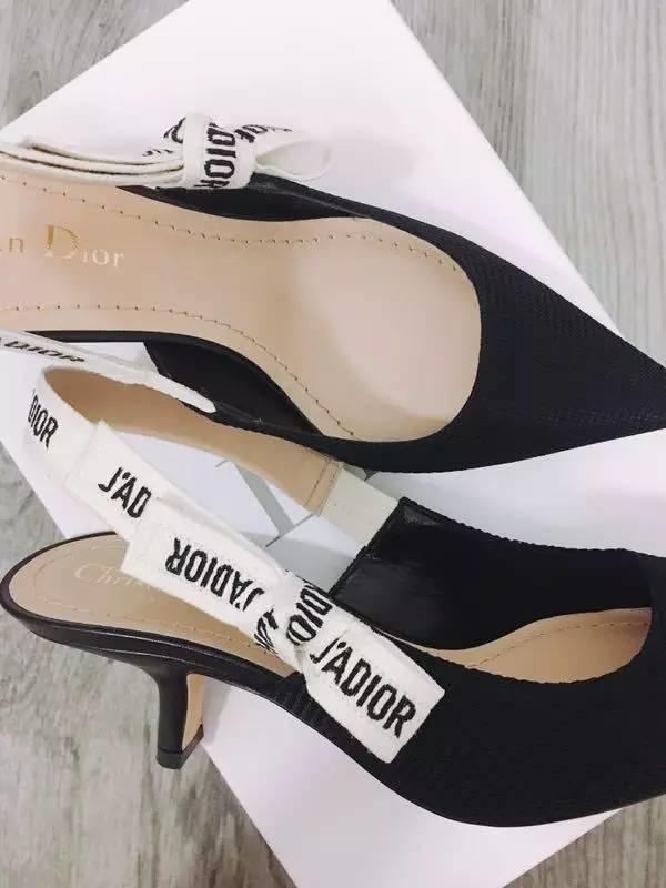 女生到底要有多少双RV、JIMMCHOO鞋才能满足啊？