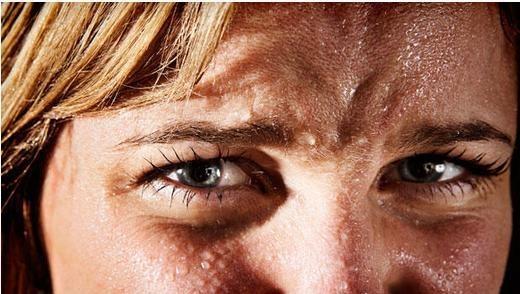 上半身多汗是什么症状,老人多汗是4种病的警告