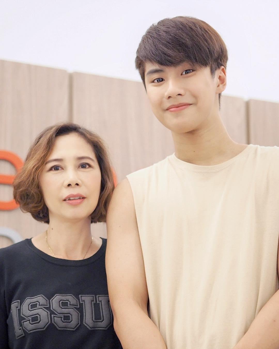 泰国母亲节，来看看泰星与母亲的有爱照片吧！