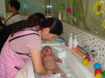 宝宝退烧后拒奶,宝宝洗完澡后发烧哭闹不止