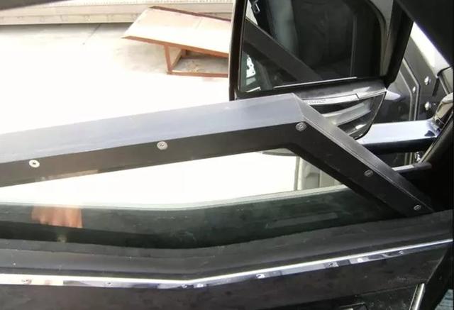 1500万骑士十五世去洗车，洗车员工直摇头：装甲车我们洗不了