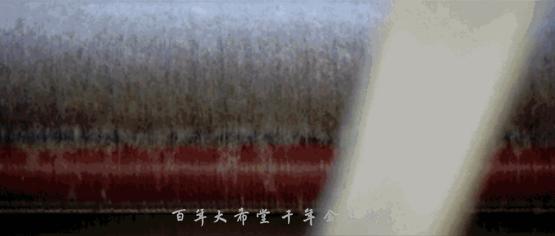 围巾围住头发,很冷围上围巾就不冷了