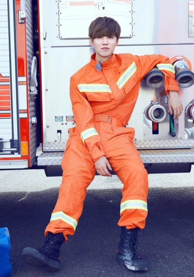 鹿晗一身黑色修身西服帅气十足,鹿晗金发运动服