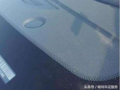 挡风玻璃有好多小亮点,挡风玻璃小黑点能贴东西吗图片