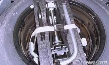 汽车水淹了怎么自救,汽车被淹怎么打开门