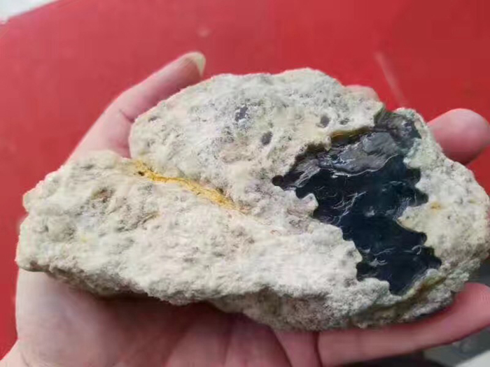 刚买来块5000的翡翠原石,开窗阳绿的翡翠原石能否时来运转