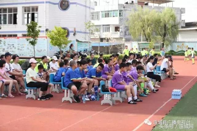 连城实小举办暑期校园足球交流会与厦门思明区小选手切磋球技