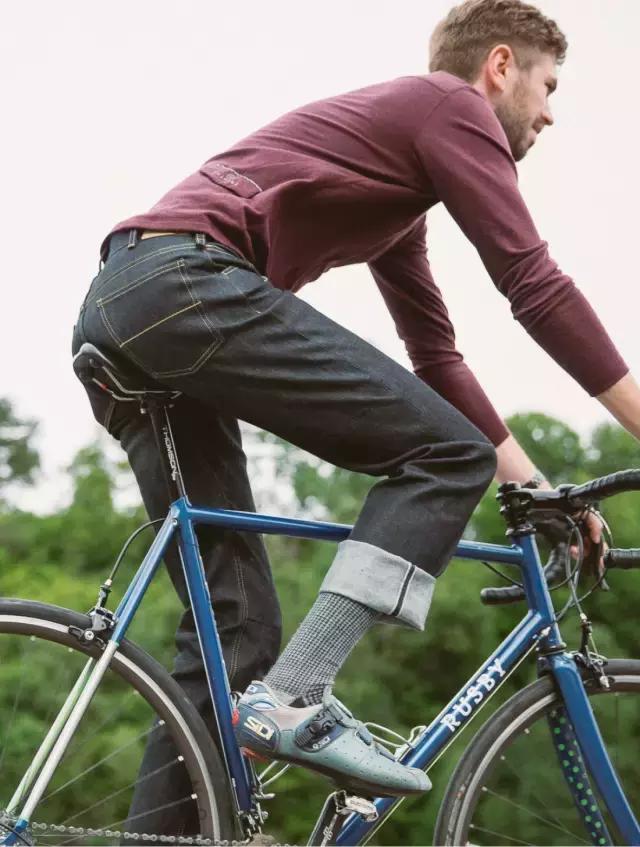 你在单车上看风景，别人却都在笑话你