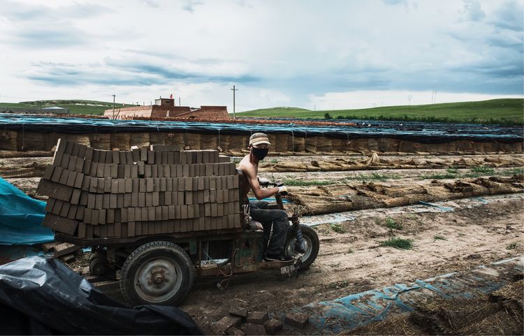 近距离了解砖窑厂烧制砖块的秘密