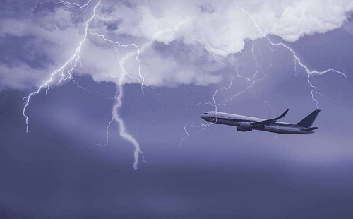 坐飞机中途转机时间延误怎么办,坐飞机因天气原因延误怎么办