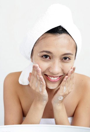 怎样洗脸又白又嫩又不长皱纹,有皱纹的女人洗脸教你一个好方法