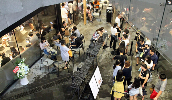 喜茶进京生意这么火？雷雨天也要排队2小时星巴克更是被虐成狗