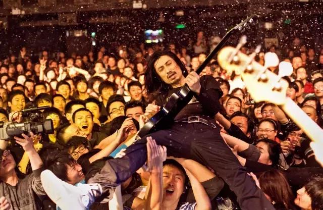 谢天笑我无法拥抱你,谢天笑消失在黑夜里