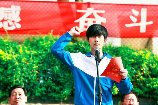 王楚然杨洋同款牛仔裤,杨洋井柏然裤子