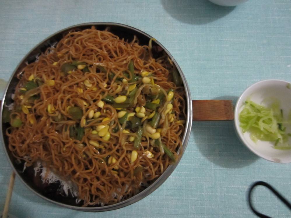 郑州大妈在杭州摆摊卖蒸面条，5元一份不到2小时就卖光，排长队