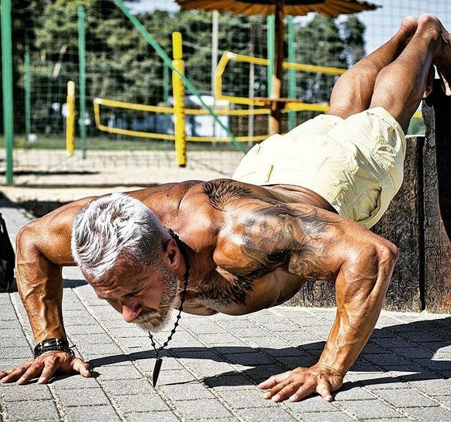 预防驼背背部训练动作,锻炼背部肌肉矫正驼背简单动作