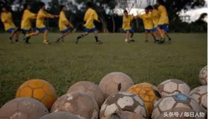 这只拿了世界冠军的少女足球队,最想踢出自己的命运