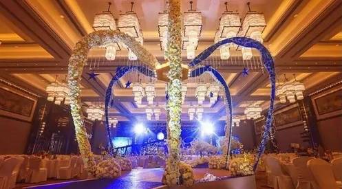 星空梦幻婚礼场景布置需要多少钱,星空厅婚礼现场适合穿什么婚纱