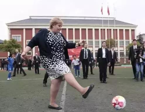 一群最燃的中国小女孩,在挪威狂灌61个球,教练喊“不要再进了