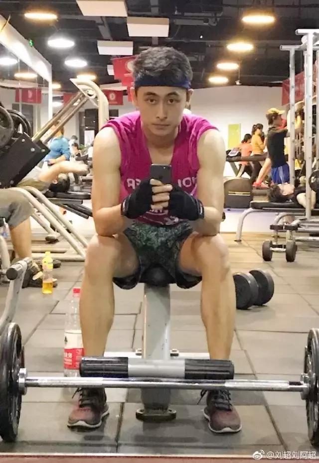 《春风十里不如你》戴教官和papi酱是同学，送罐头秀腹肌卖萌