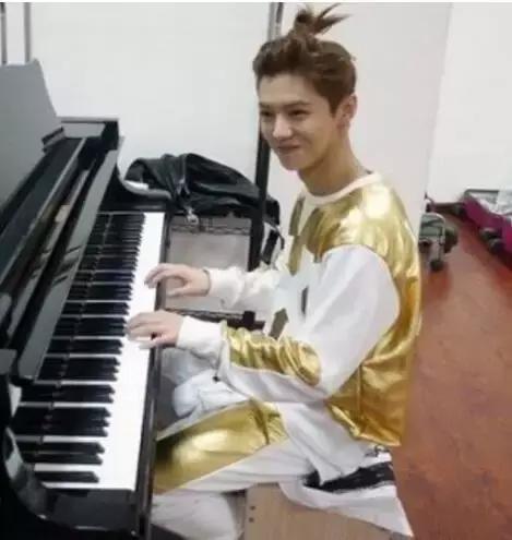 爱豆弹钢琴视频,会弹钢琴的女爱豆