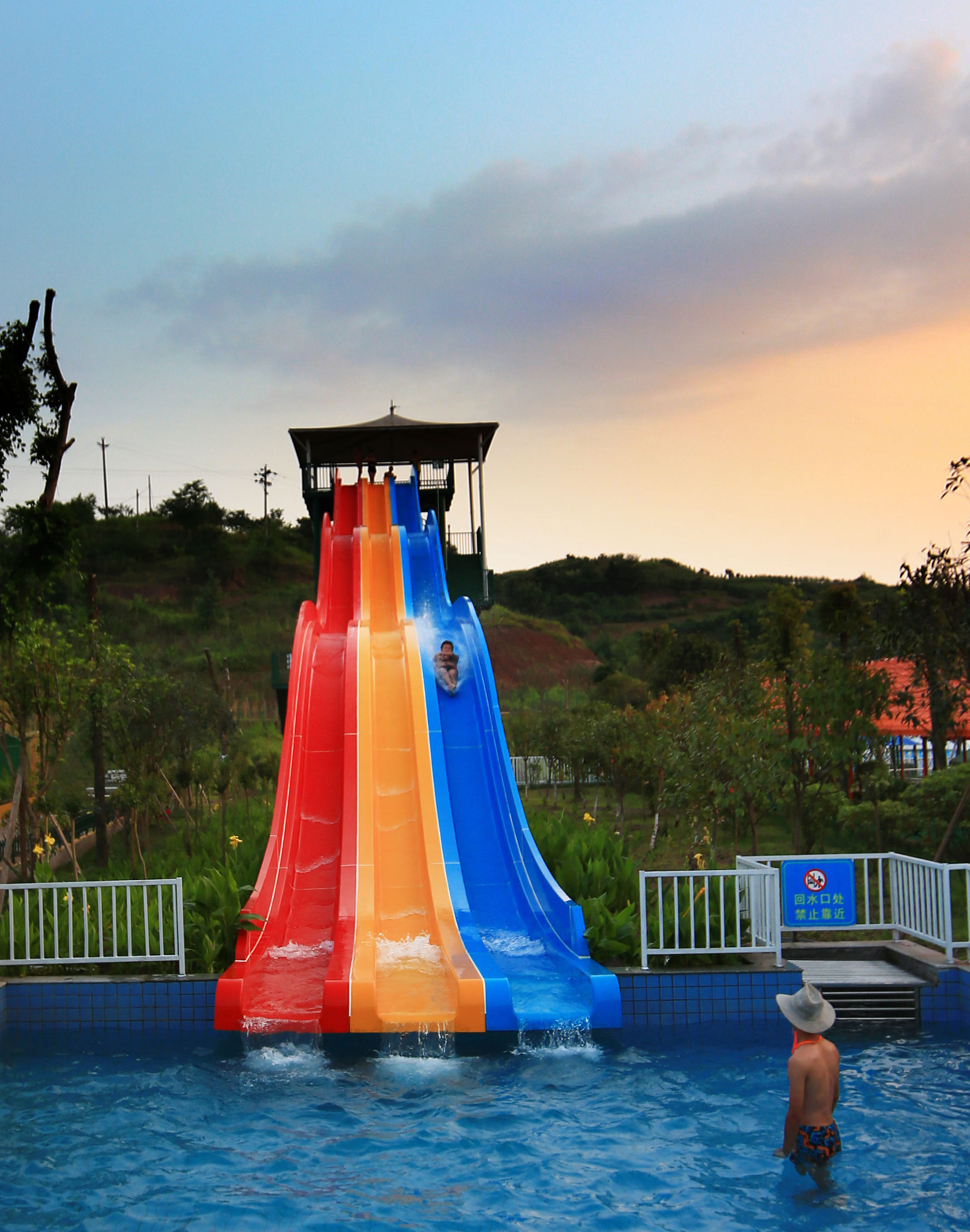 水上乐园夏日清爽视频,水上乐园清凉一夏全场畅玩