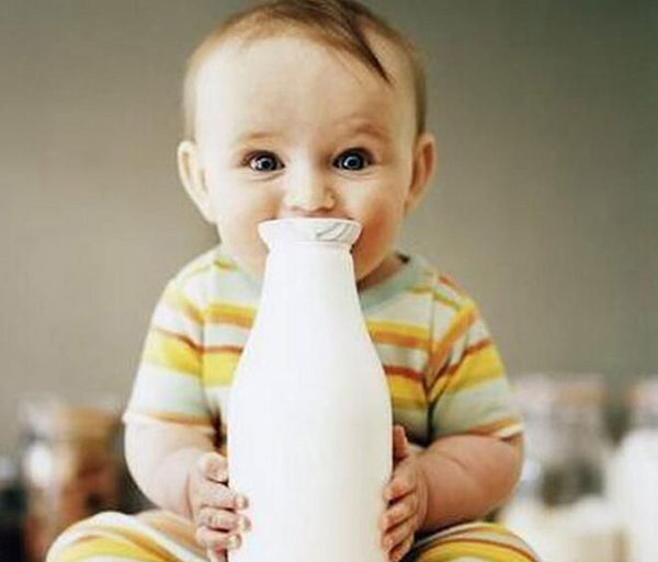 宝宝喝牛奶的最佳时间是什么,宝宝什么时候喝牛奶比较合理