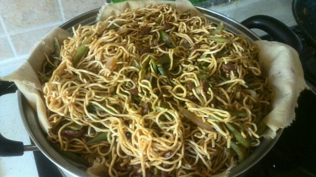 郑州大妈在杭州摆摊卖蒸面条，5元一份不到2小时就卖光，排长队