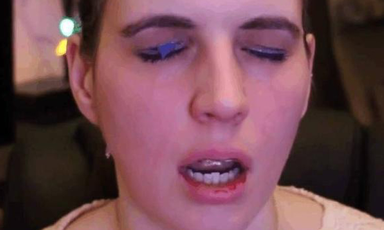 妹子用面膜卸妆，网友直叹隔着屏幕都痛！