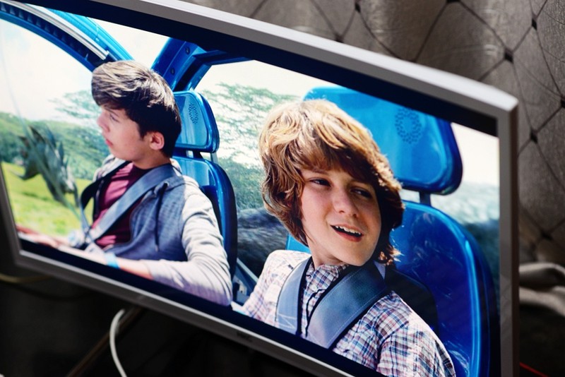 这才是全面屏手机游戏,直屏跟曲面屏游戏体验