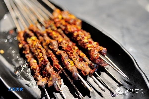 山东小伙创建了”烧+烤“新模式，玩活沈阳长白社区小餐饮