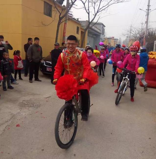 东阿小伙结婚,淮南小伙骑自行车接亲