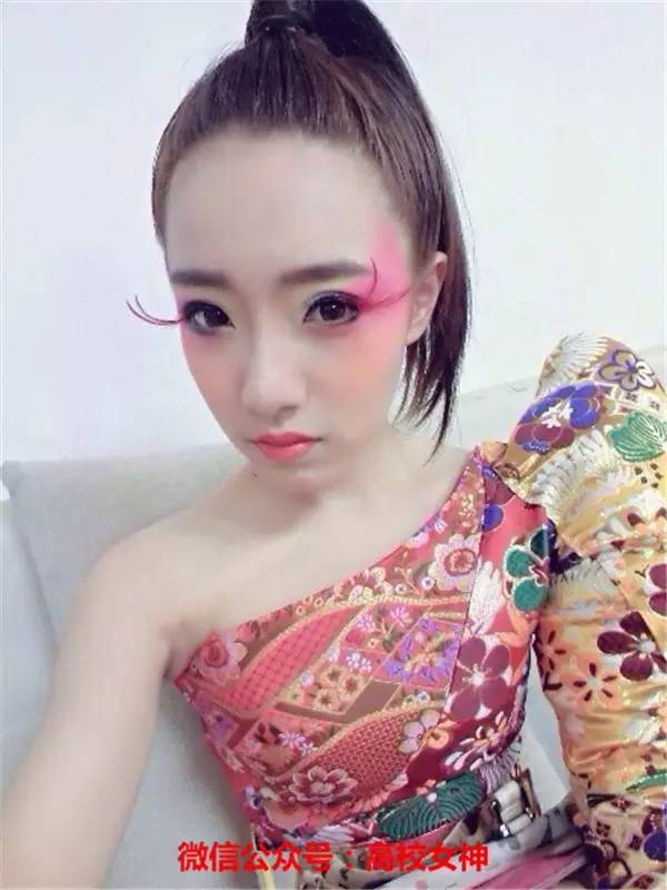 深圳大学女神颜灵兰，七朵组合的高颜值妹子，怎么火不起来？