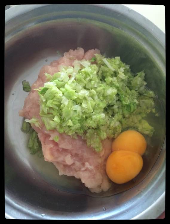 垃圾桶旁边的小猫，我走进了冲着我叫却叫不出声音，只能嘴巴动！