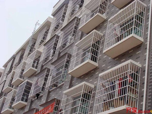 大风吹得窗户吱吱响怎么办,阳台窗户刮风有很大的嗡嗡响