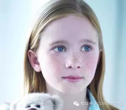 恐怖女孩吃苹果,可怕的小女孩吃东西狼吞虎咽